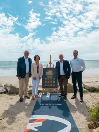 Photo des partenaires des prochaines édition de la course réunis autour du trophée