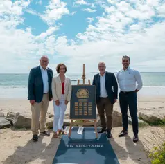 Photo of the partners of the next editions of the race gathered around the trophy